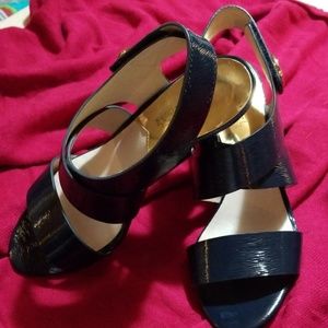 MICHAEL KORS NAVY PATENT LEATHER OPEN TOE HEELS